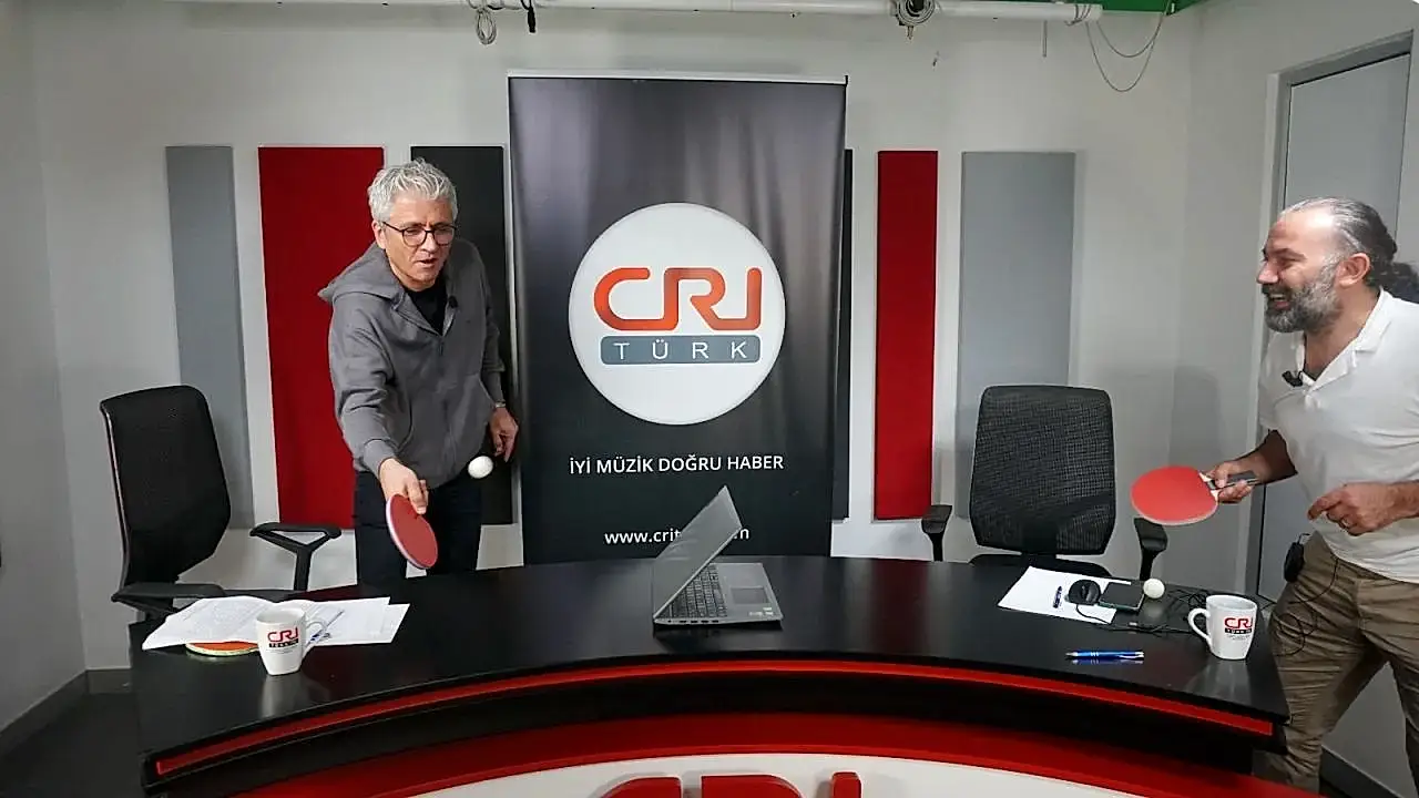 Masa tenisi üzerine..